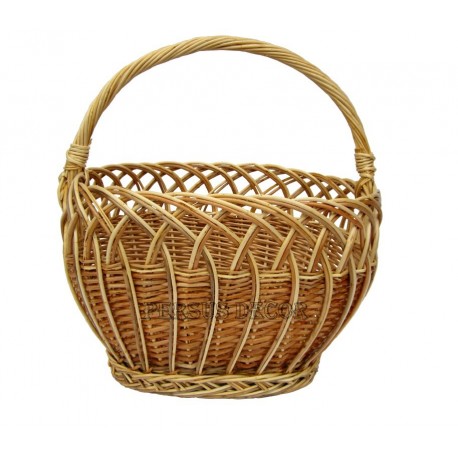 Wicker shopping basket with clams